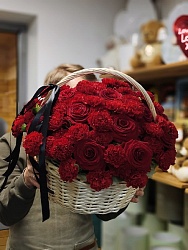 Траурная композиция из красных роз и гвоздик