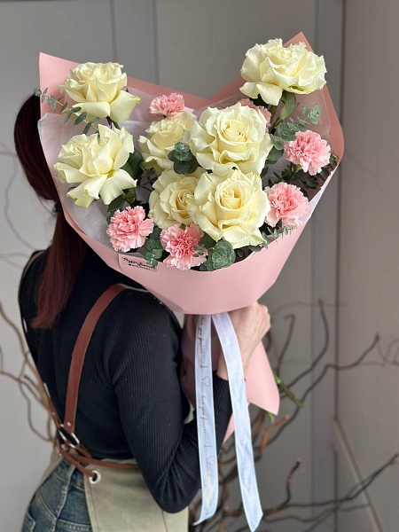 Букет с розами и диантусами "Романс в белом" на 14 февраля