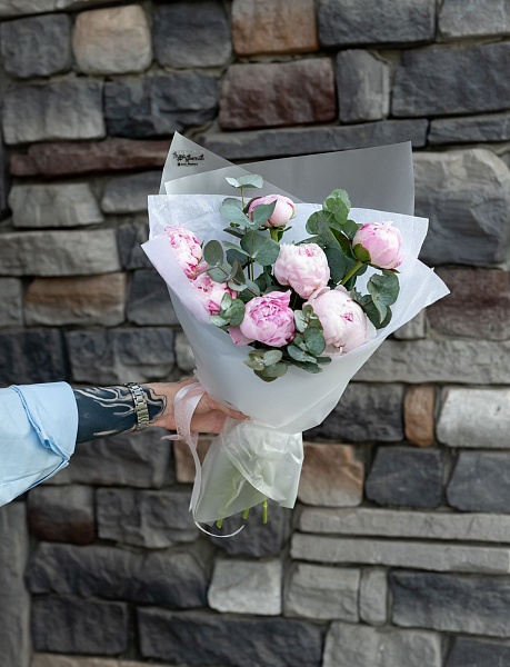 Букет из 7 розовых пионов "Заветное желание"