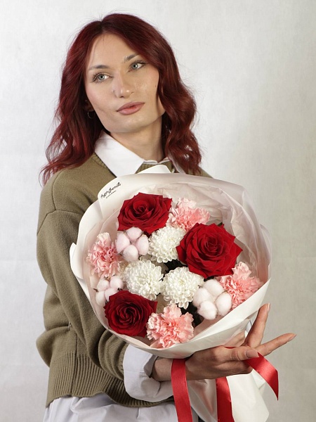 Букет c красными розами "Бархат и облака"