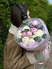 Букет из 9 розовых и белых пионов с эвкалиптом
