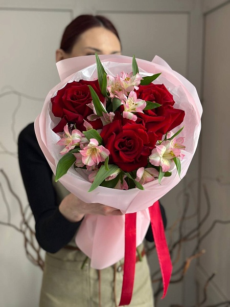 Букет с французскими розами и альстромериями