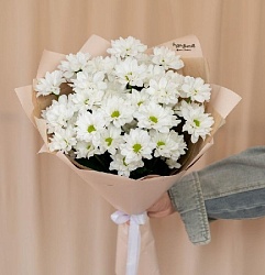 Букет из 5 кустовых хризантем в бежевой упаковке