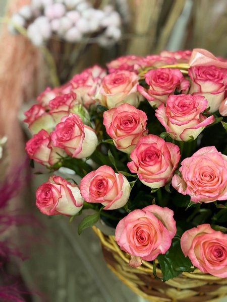 Корзина с 51 российской розой "Виртуоз"