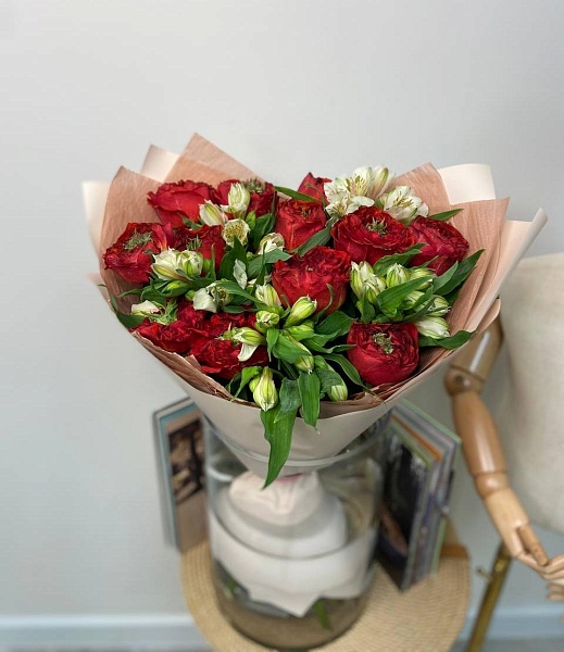 Букет из красных пионоводных роз "Совершенство"