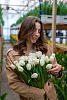 Букет из 31 белого пионовидного тюльпана "Mondial" под ленту