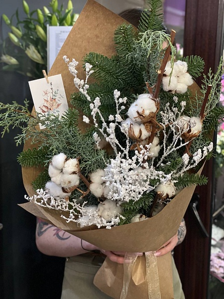 Интерьерный букет с хвойными и хлопком в крафте