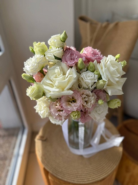 Букет невесты с белыми розами и розовыми эустомами №2