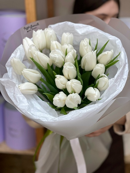АКЦИЯ. Букет из 25 классических белых тюльпанов "Сноуборд"