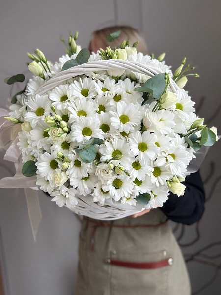 Корзина с хризантемой и эустомой "Шепот ветра" 