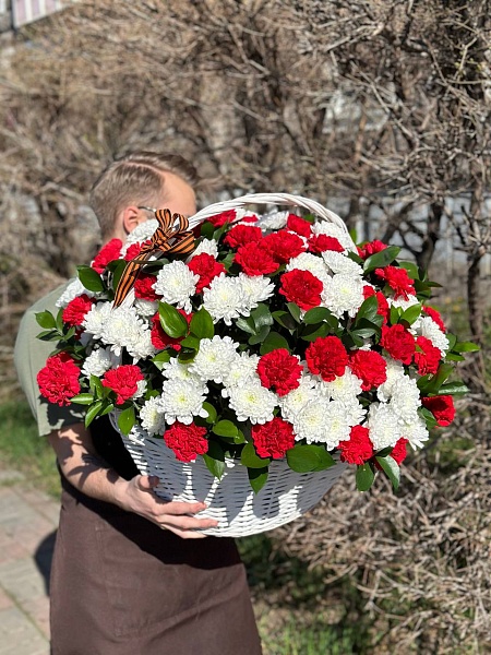 Траурная композиция из хризантем и гвоздик 