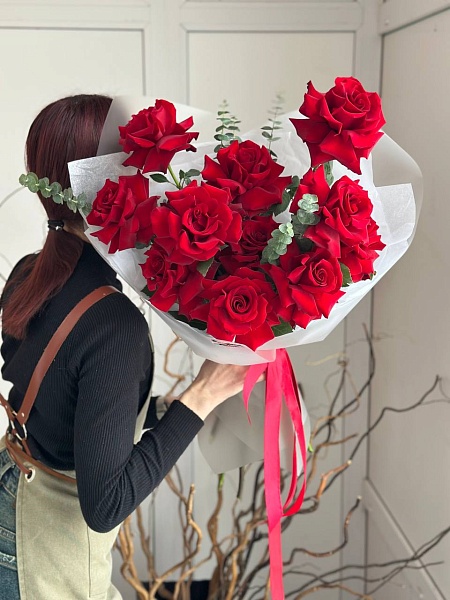 Букет из 11 красных французских роз "Купидон L" на 14 февраля