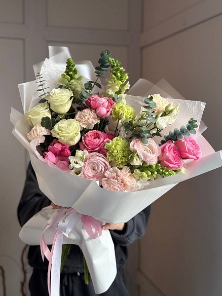 Букет с розами и эустомой "Волшебная весна"