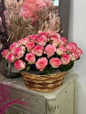 Корзина с 51 российской розой "Виртуоз"