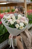 Букет из 10 белых пионовидных тюльпанов и 5 кремовых гвоздик с эвкалиптом