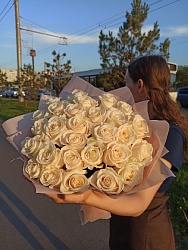 Букет из 25 белых роз "Прикосновение нежности"