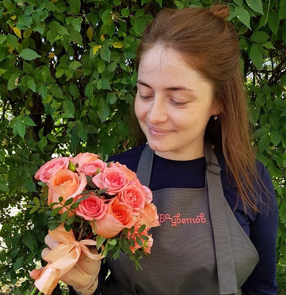 Яркий букет невесты с кустовыми розами №39