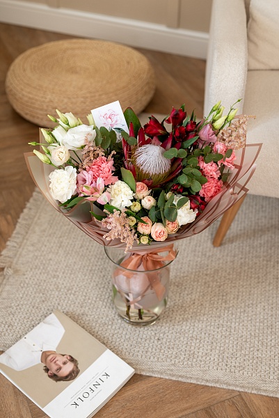 Букет с протеей "Розовый закат" для мамы 