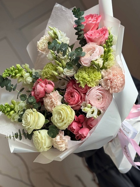 Букет с розами и эустомой "Волшебная весна"