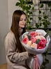 Букет из розовых пионовидных роз и диантусов 