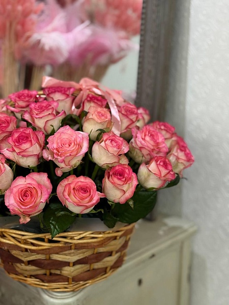 Корзина с 51 российской розой "Виртуоз"