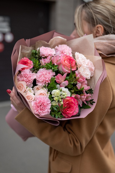 Букет с розами и диантусами "Волшебный день" ко Дню матери 