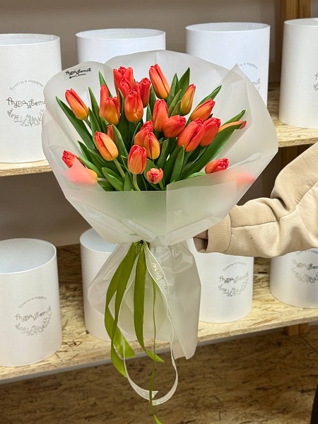 АКЦИЯ. Букет из 25 классических оранжевых тюльпанов