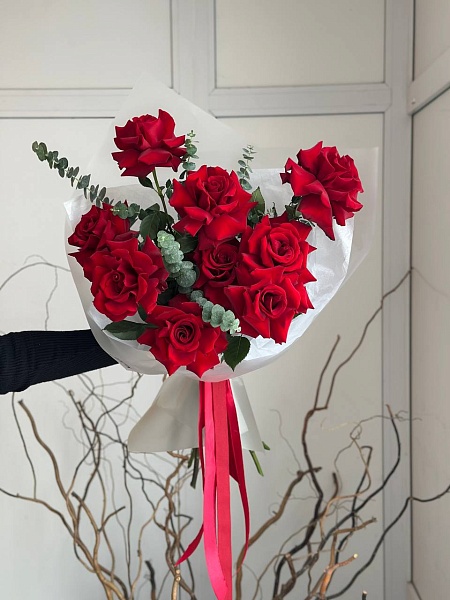 Букет из 9 красных французских роз "Купидон M" на 14 февраля
