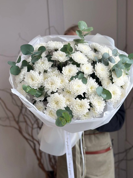 Букет из хризантем с эвкалиптом "Простое счастье" ко Дню мамы