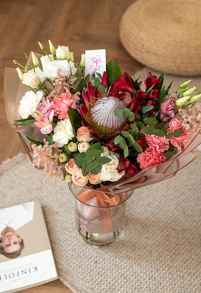 Букет с протеей "Розовый закат" для мамы 