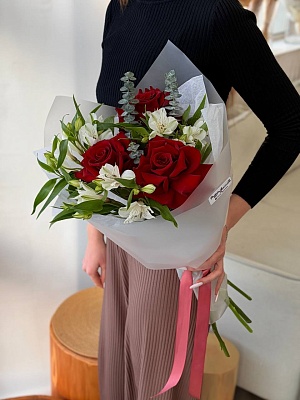 Букет с красными розами "Бархатное признание" на 14 февраля