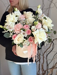 Композиция в шляпной коробке с розами "Шелковое облако"