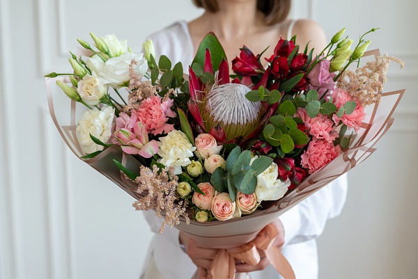 Букет с протеей "Розовый закат" для мамы 