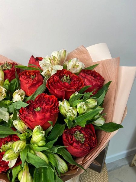 Букет из красных пионоводных роз "Совершенство"