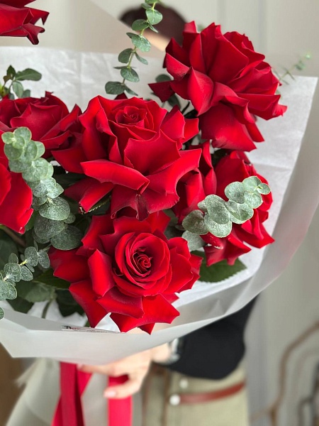 Букет из 7 красных французских роз "Купидон S" на 14 февраля