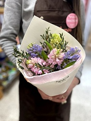 Букет из 5 гиацинтов с зеленью