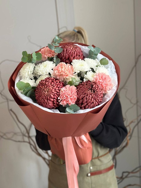 Букет с хризантемами и гвоздиками "Цветочное объятие" ко Дню мамы