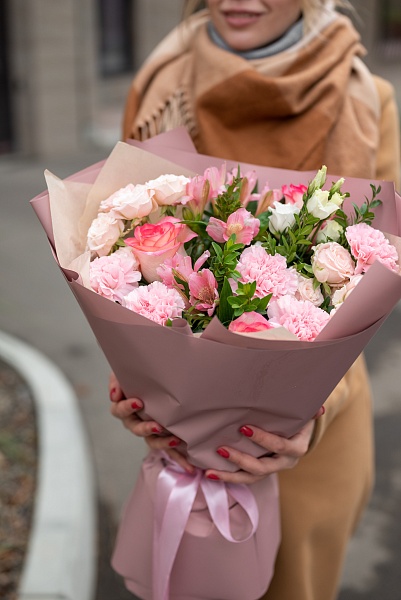 Букет с розами и диантусами "Волшебный день" ко Дню матери 