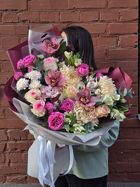 Букет с орхидеями и хризантемами "Яркая жизнь"