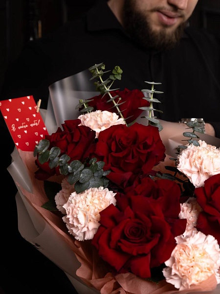 Букет из красных роз и диантусов "Первое признание" на 14 февраля 
