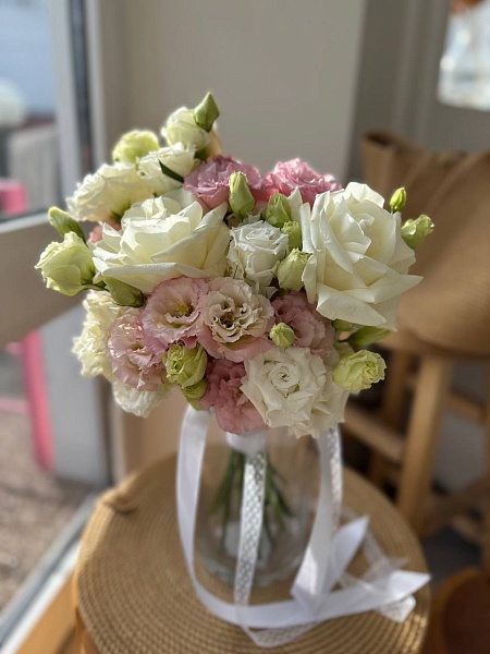 Букет невесты с белыми розами и розовыми эустомами №2