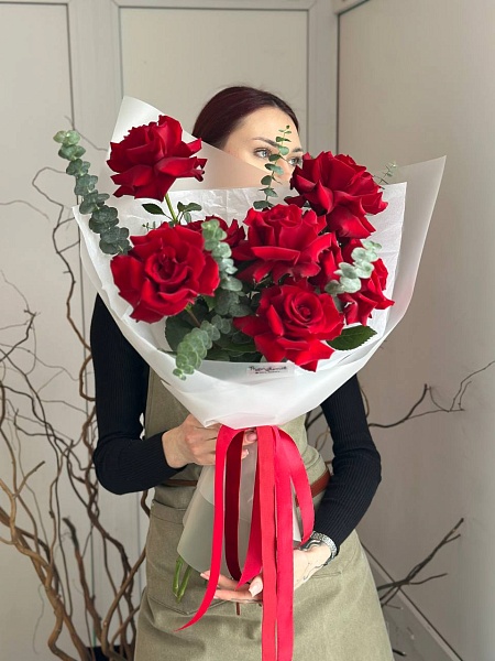 Букет из 7 красных французских роз "Купидон S" на 14 февраля