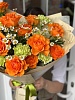 Букет с оранжевыми розами и зелеными диантусами 
