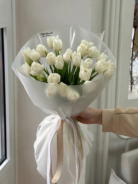 Букет из 25 пионовидных белых тюльпанов