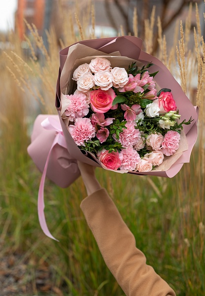 Букет с розами и диантусами "Волшебный день" ко Дню матери 