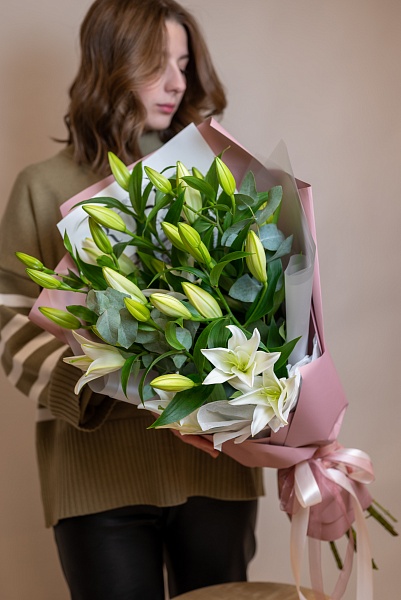 Букет из 5 лилий с эвкалиптом "Любимой маме"