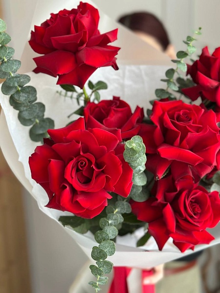 Букет из 7 красных французских роз "Купидон S" на 14 февраля