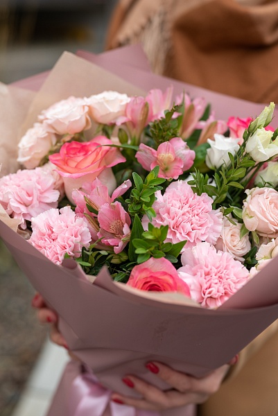 Букет с розами и диантусами "Волшебный день" ко Дню матери 