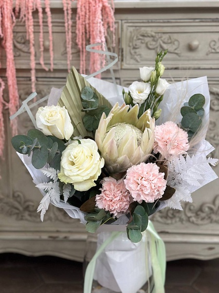 Букет с протеей и розами "Аристократичная нежность" ко Дню мамы