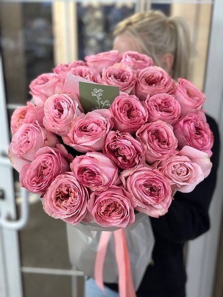 Букет из 25 пионовидных роз "Пинк Экспрешн" ко Дню матери 